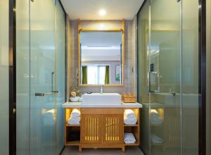 张家界Xiangxi's Lovely - Yangyun Hotel的带水槽和淋浴的浴室