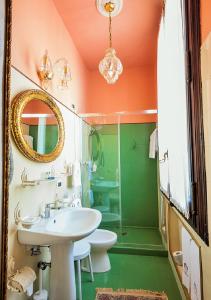 łazienka z 2 umywalkami i prysznicem w obiekcie Villa Ducale Hotel & Ristorante w mieście Dolo