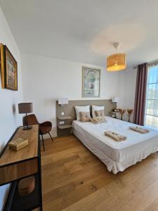 ein Schlafzimmer mit einem großen Bett und einem Schreibtisch in der Unterkunft Superbe villa avec piscine- Erbalunga Cap Corse in Brando + 69 Fotos