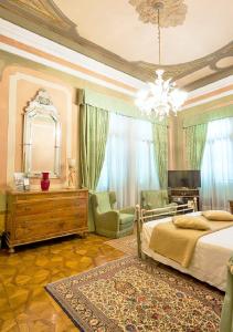 a bedroom with a bed and a chandelier at Villa Ducale Hotel & Ristorante in Dolo