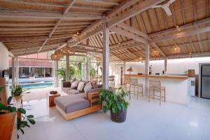 a large living room with a couch and a bar at Villa Balimasan 10 mins to Canggu in Seminyak