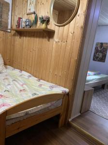 een kleine slaapkamer met een bed en een spiegel bij Schönes Zimmer im Seterant/Untergeschoss in Essen