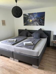 Postel nebo postele na pokoji v ubytování Gästezimmer Melina am Nürburgring