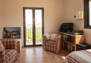 Televízia a/alebo spoločenská miestnosť v ubytovaní Casa con piscina caminito del rey