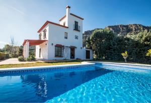 Bazén v ubytovaní Casa con piscina caminito del rey alebo v jeho blízkosti