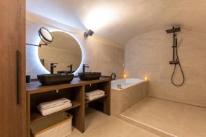 Łazienka w obiekcie Cocoon du vieux Lyon - Luxury apartment - Balneo