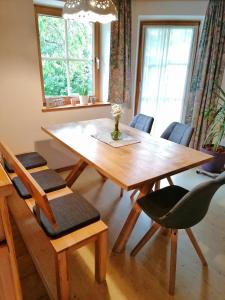 uma sala de jantar com uma mesa de madeira e cadeiras em Sonniges Landhaus in den Hohen Tauern em Rauris