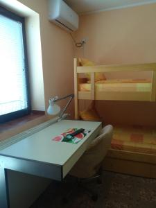 Zimmer mit einem Schreibtisch und 2 Etagenbetten in der Unterkunft Smeštaj - sobe MARVEL in Niš