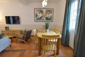 Televízia a/alebo spoločenská miestnosť v ubytovaní Letmalaga Casa Basilisa