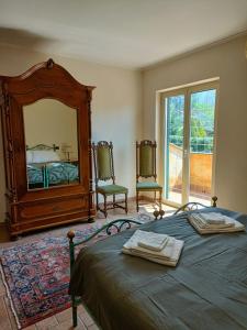 ein Schlafzimmer mit einem großen Bett und einem großen Spiegel in der Unterkunft Serendipity in Grottaferrata