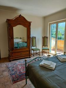 ein Schlafzimmer mit einem großen Spiegel und einem Bett in der Unterkunft Serendipity in Grottaferrata