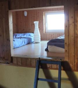 a room with a bed and a vase on a table at Ferienwohnung Hückeswagen (Bevertalsperre) in Hückeswagen