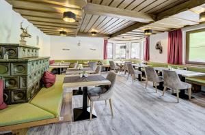 - un restaurant avec des tables et des chaises dans une salle dans l'établissement Auszeit Filzmoos, à Filzmoos