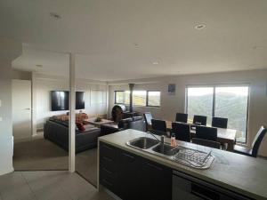 una cucina e un soggiorno con divano e lavandino di IceBreaker - Mount Hotham a Mount Hotham