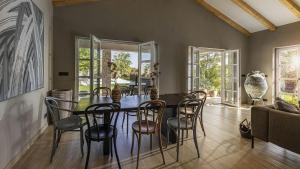 een eetkamer met een tafel en stoelen bij Villa Mediterranean Retreat in Tinjan