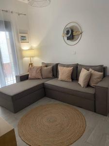 un soggiorno con divano e tappeto di Wee Hoose a Città di Skiathos
