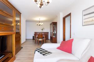 - un salon avec un canapé blanc et une table dans l'établissement Home2Book Caletillas Beach Naiguata,Wifi & Terrace, à Candelaria