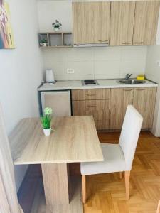 ブドヴァにあるApartments & Rooms Vuksanovic Ivanaのギャラリーの写真