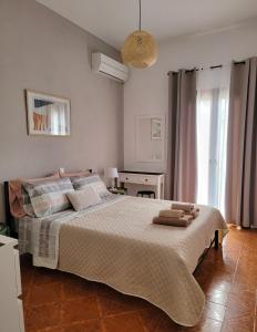 sypialnia z łóżkiem i dwoma ręcznikami na nim w obiekcie Ayerina Ground floor Apartment w mieście Arillas