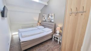 Ένα ή περισσότερα κρεβάτια σε δωμάτιο στο OSE33 Spacious apartment 'Zee' in the centre of Oostkapelle