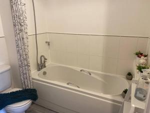 uma casa de banho branca com uma banheira e um WC em Lovely 2nd floor 2 bed flat sleeps 4 em Doncaster