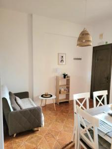 salon z kanapą i stołem w obiekcie Ayerina Ground floor Apartment w mieście Arillas +12 zdjęć