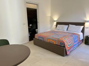 - une chambre avec un lit et une table dans l'établissement Harmony Navigli Apartment, à Milan
