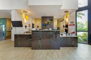 eine Lobby eines Krankenhauses mit einer Rezeption in der Unterkunft Best Western Plus Miami Executive Airport Hotel and Suites in Kendall