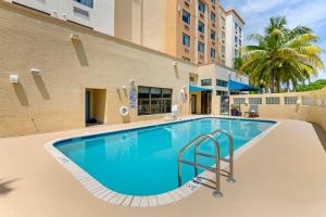 a large swimming pool in front of a building at Best Western Plus Miami Executive Airport Hotel and Suites in Kendall