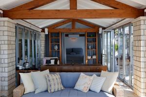 a living room with a blue couch on a patio at Villa Zeitouni in Nisakion