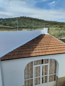un tetto di un garage bianco con tetto rosso di Casas Mirabel 