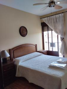 1 dormitorio con 1 cama y reloj en la pared en Casas Mirabel, 