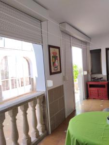 Habitación con balcón y habitación con ventana en Casas Mirabel, 