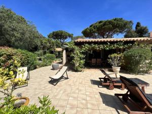 Vonkajšia záhrada v ubytovaní Maison 4 chambres avec piscine, jardin arboré & plage à 600m - La Croix-Valmer - FR-1-726-19