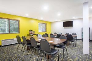 Fotografie z fotogalerie ubytování AmericInn and Suites by Wyndham Delafield-Waukesha-Milwaukee v destinaci Delafield