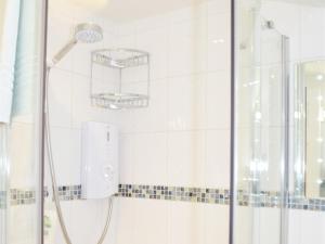 La salle de bains est pourvue d'une douche avec un pommeau de douche. dans l'établissement Dove Meadow, à Denstone