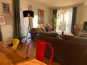 sala de estar con sofá, mesa y sillas en Valley Art House & parking bezpłatny podziemny en Kielce
