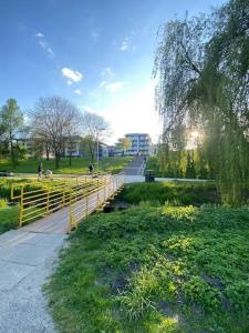 un camino en un parque con una valla y árboles en Valley Art House & parking bezpłatny podziemny en Kielce