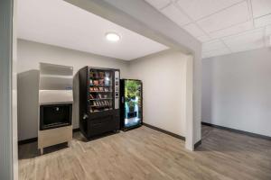 um quarto com um frigorífico e uma televisão em Quality Inn & Suites em Artesia