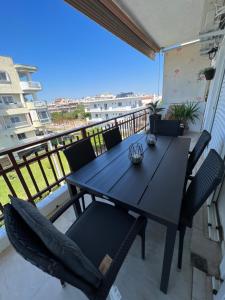 stół i krzesła na balkonie z widokiem w obiekcie G&P Apartment w mieście Perea