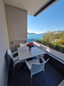 une table et des chaises sur un balcon avec vue dans l'établissement Elegance Dream Apartment, à Neum