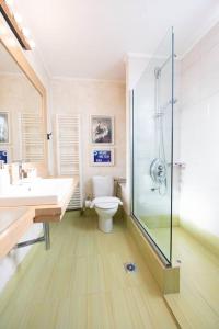 Un baño de Pool sea view holiday home close to the beach
