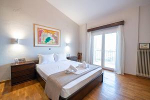 Una cama o camas en una habitación de Pool sea view holiday home close to the beach 24 fotos más