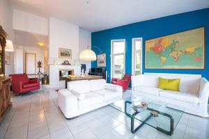 Un lugar para sentarse en Pool sea view holiday home close to the beach