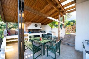 Un balcón o terraza en Pool sea view holiday home close to the beach