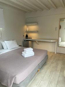 Łóżko lub łóżka w pokoju w obiekcie Rania Apartments Sea View