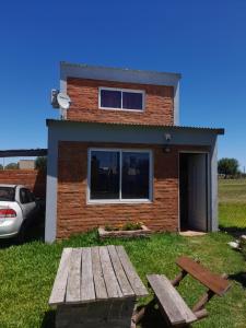 una casa con una mesa de picnic delante de ella en Don Orlando en San José