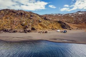een eiland in het midden van een waterlichaam bij Rijo campers in Ytri-Njarðvík