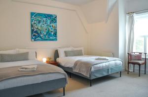 Säng eller sängar i ett rum på Spacious 3BR Victorian Cheltenham loft flat in Cotswolds Sleeps 8 - FREE Parking