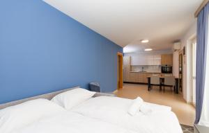 Ένα ή περισσότερα κρεβάτια σε δωμάτιο στο Garden Palace - Apartment Sembid with Terrace